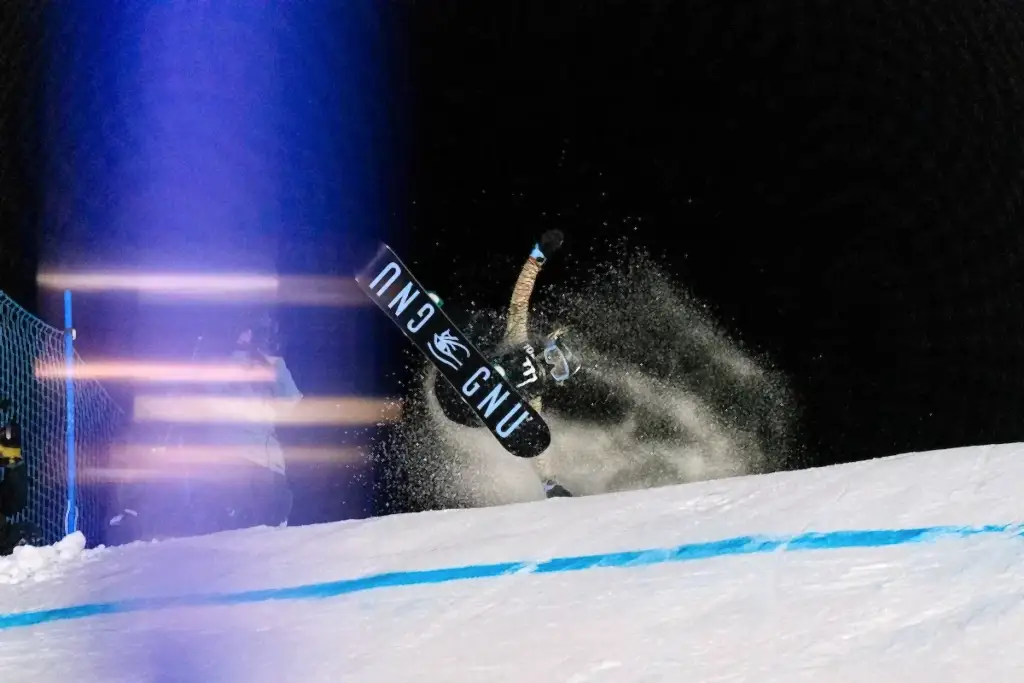 Eileen Gu snowboarding