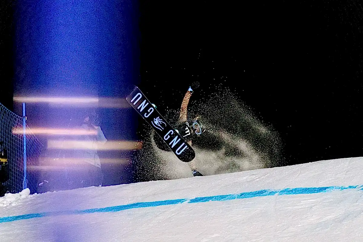 Eileen Gu snowboarding